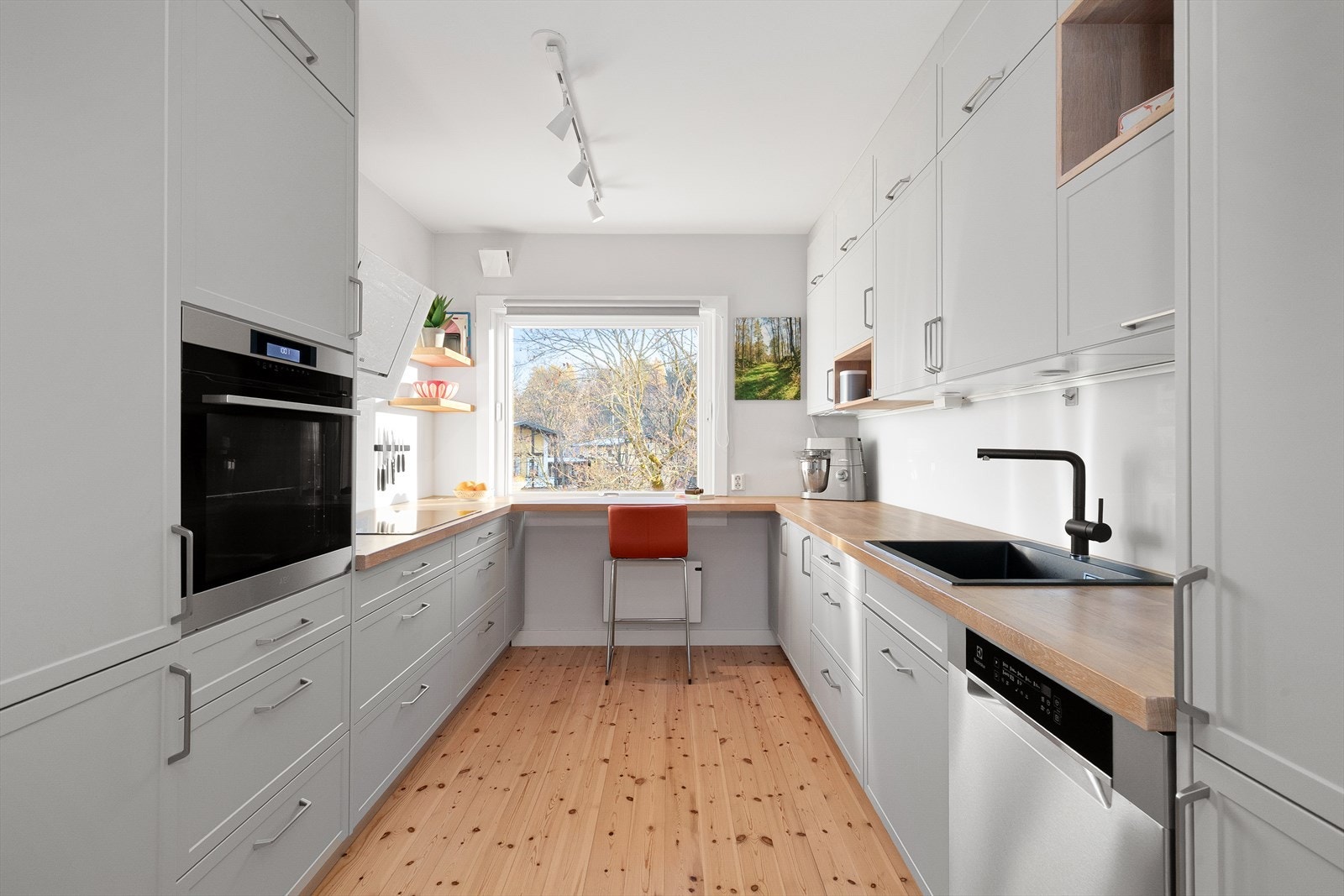 Pent separat kjøkken med nyere innredning fra Stjernekjøkken i 2019 Galleribilde