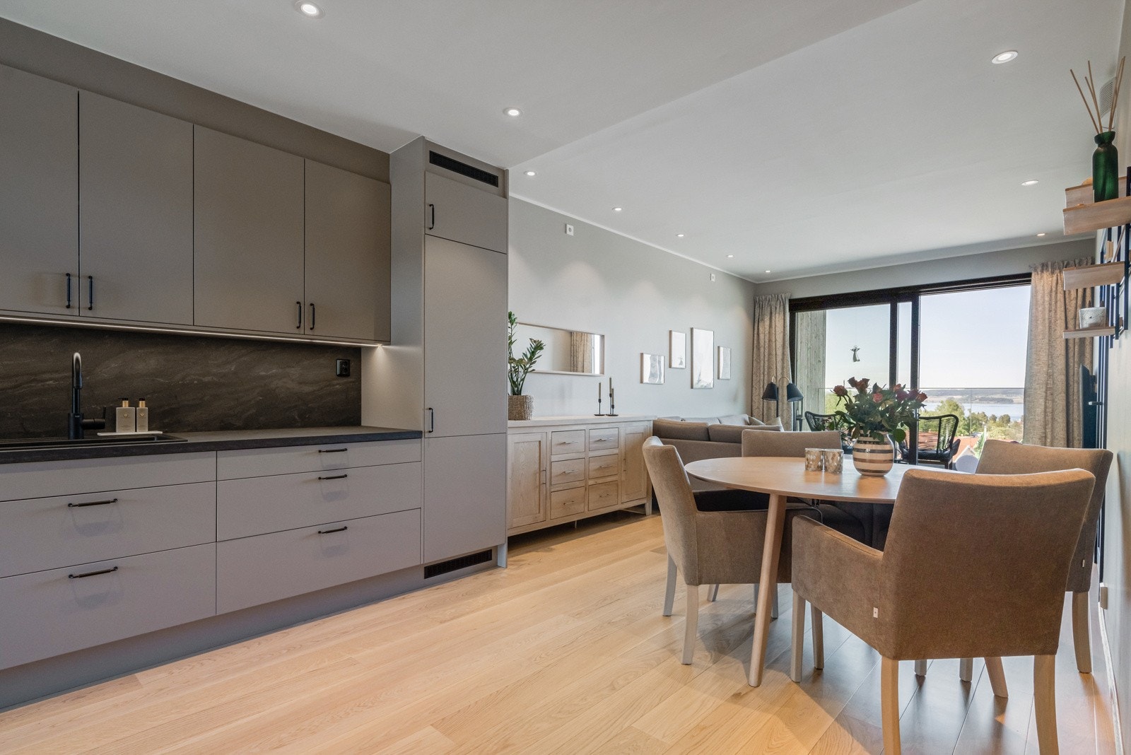 Plass til spisebord med stoler. Galleribilde