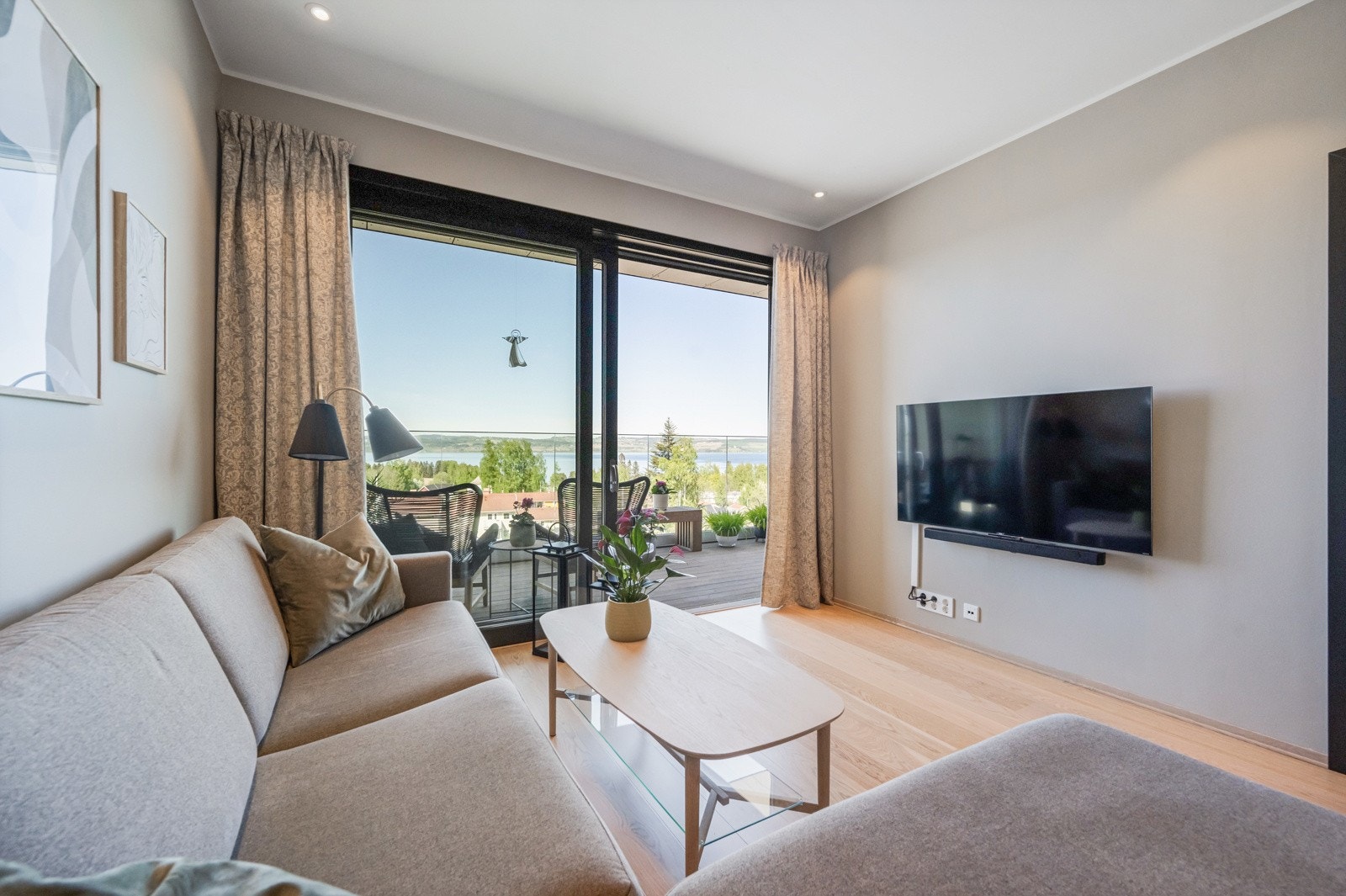 Fra stuen er det adkomst til balkong mot øst. Galleribilde