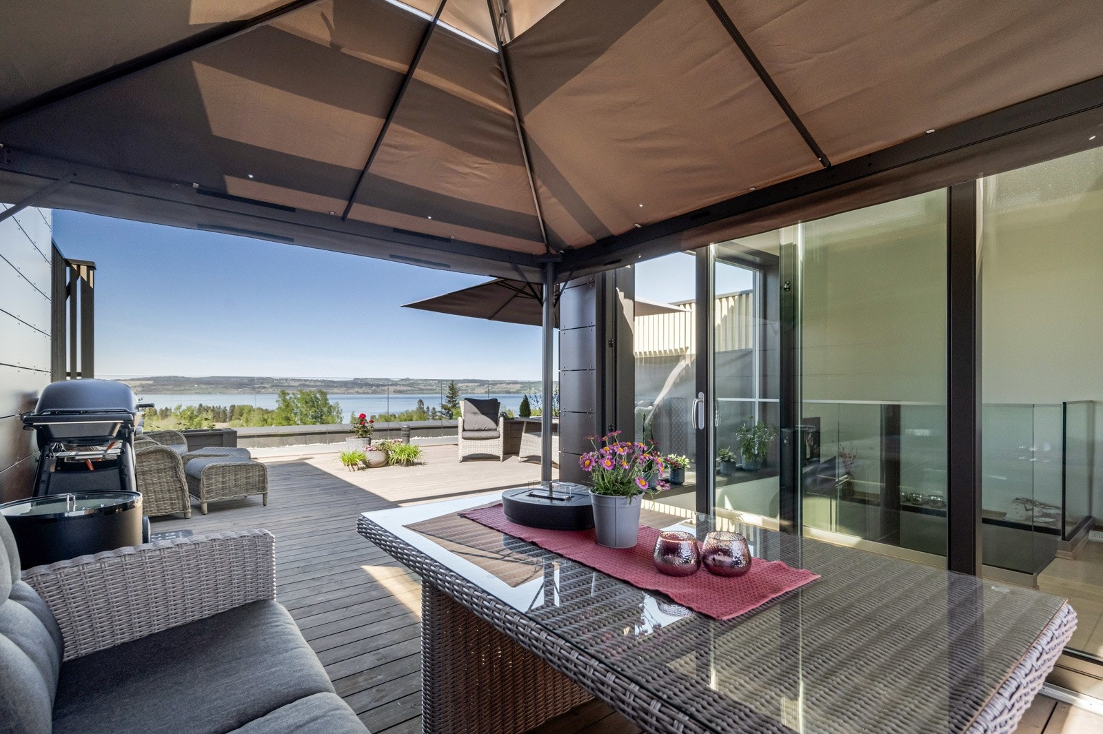 Denne fantastiske leiligheten fra 2022 fremstår som ny med praktiske løsninger, moderne fargevalg og stilrene innredninger. Galleribilde