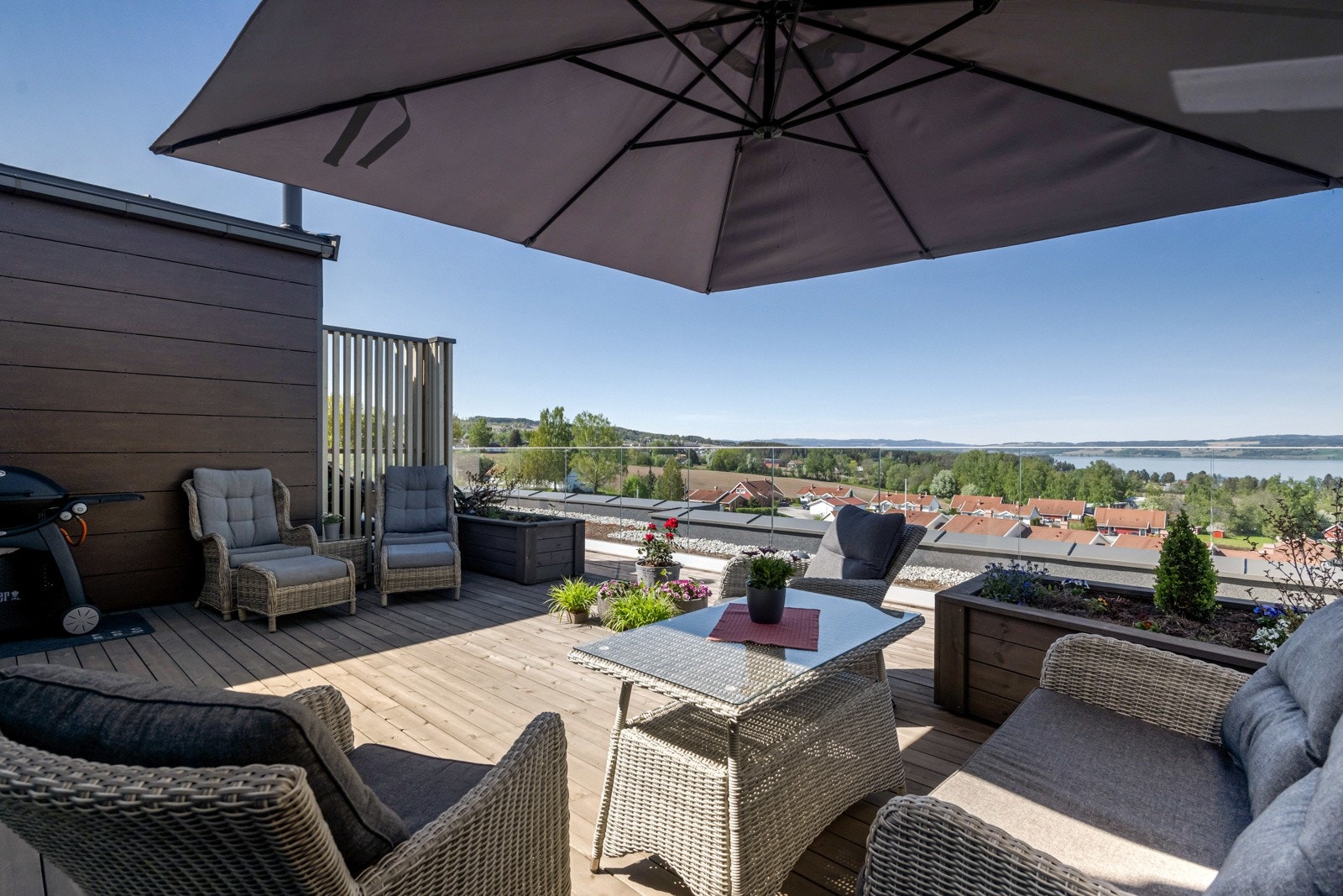 Her har du gode solforhold, samt flott utsikt over Mjøsa. Galleribilde