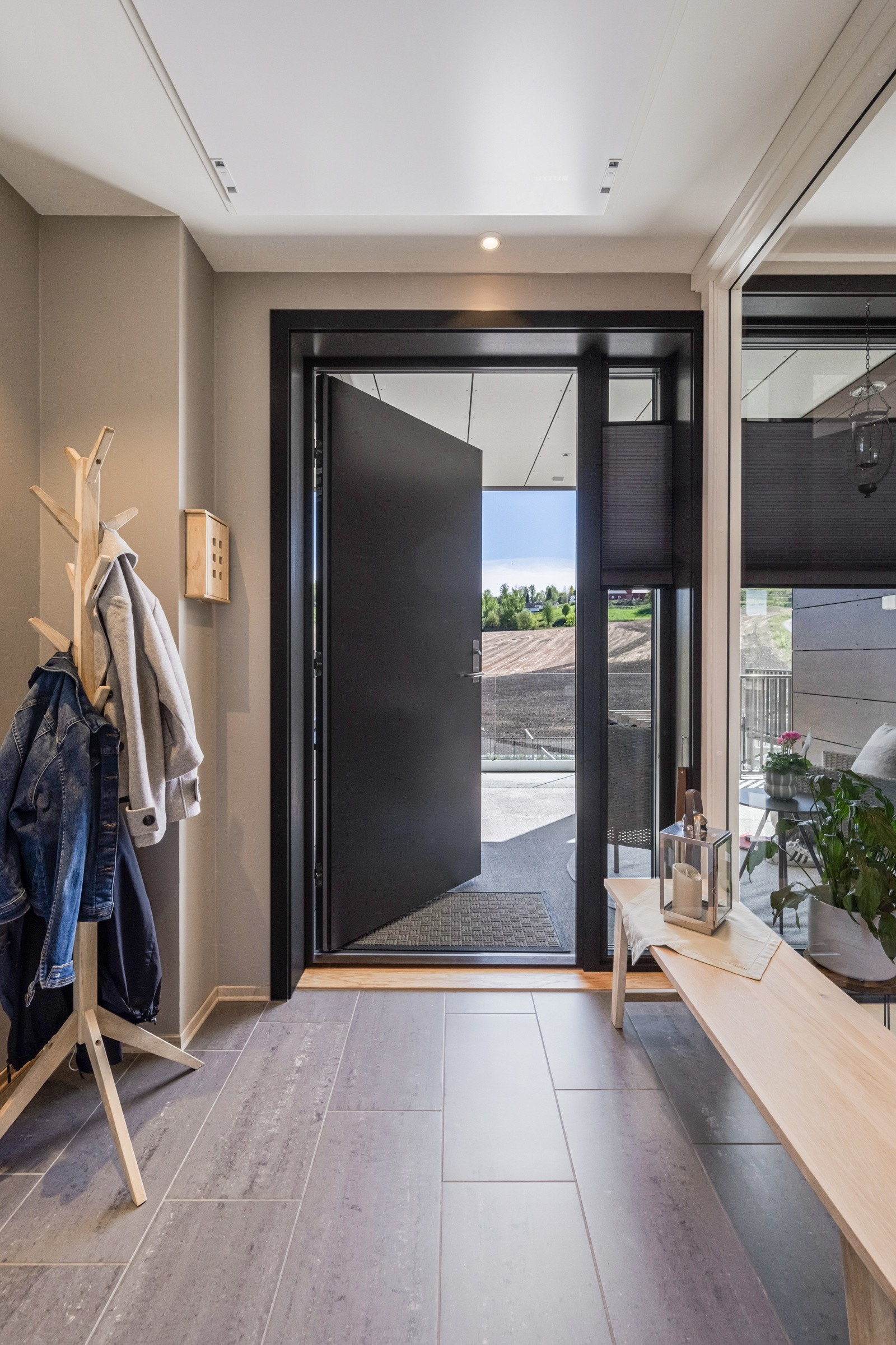 Adkomst til elegant entre med plass til oppbevaring av klær og sko. Galleribilde