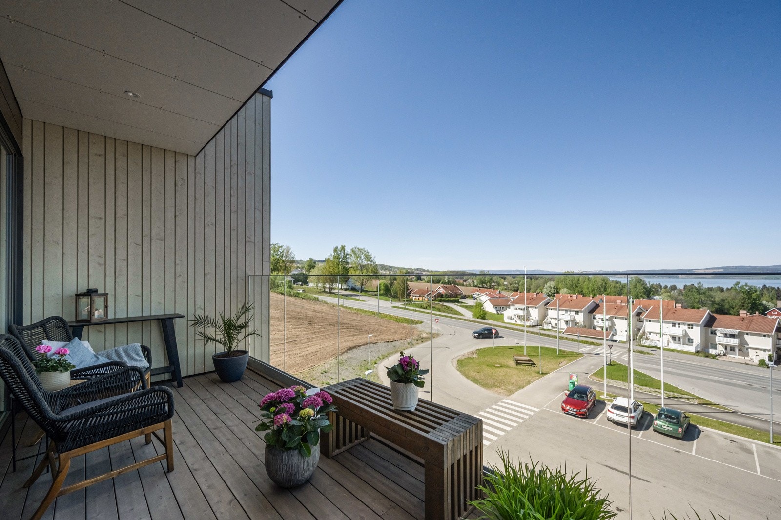 Her kan du nyte en kopp kaffe i morgensolen mens du ser utover den flotte utsikten mot Mjøsa. Galleribilde