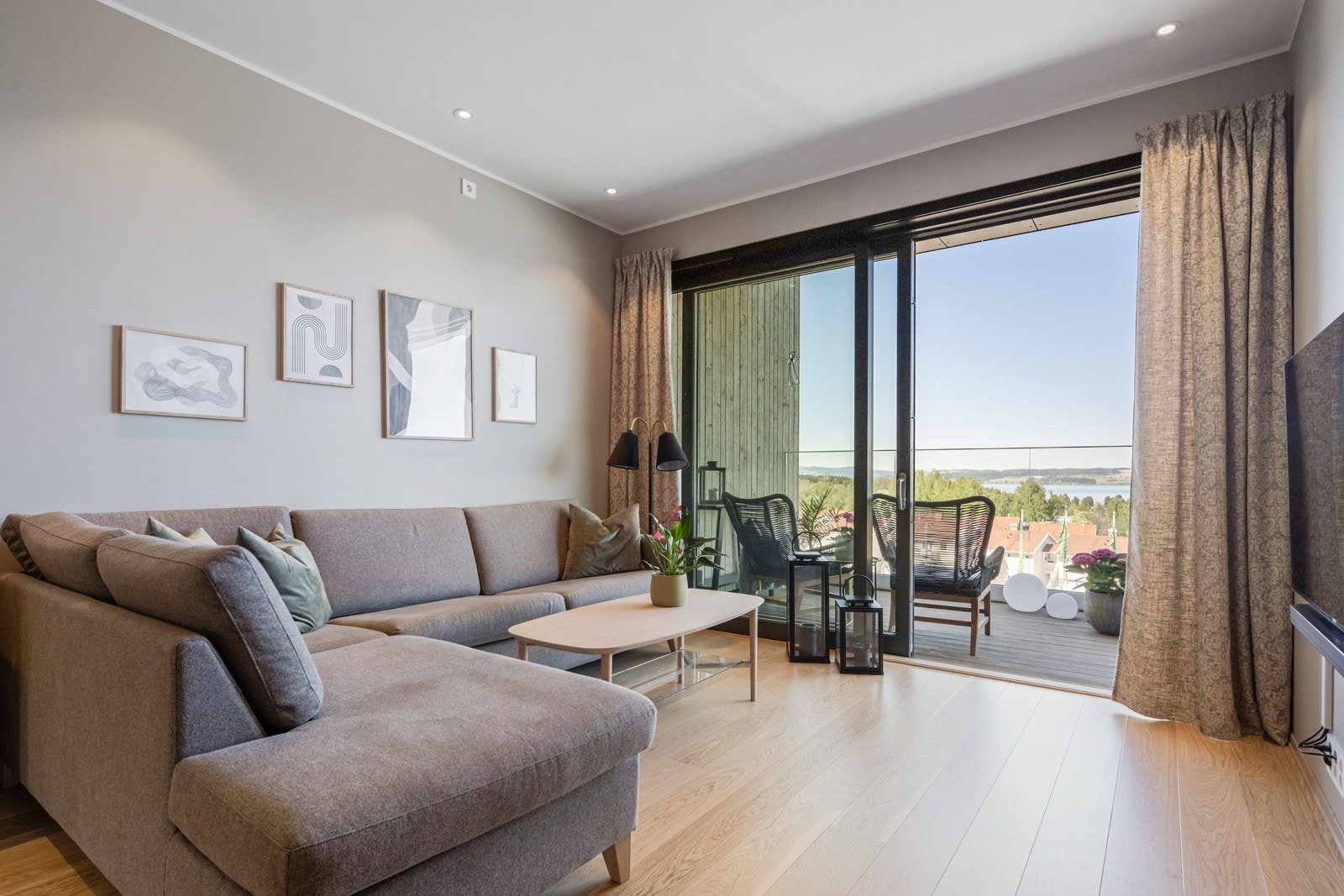 I stuedelen er det plass til sofa- og tv-møblement. Galleribilde