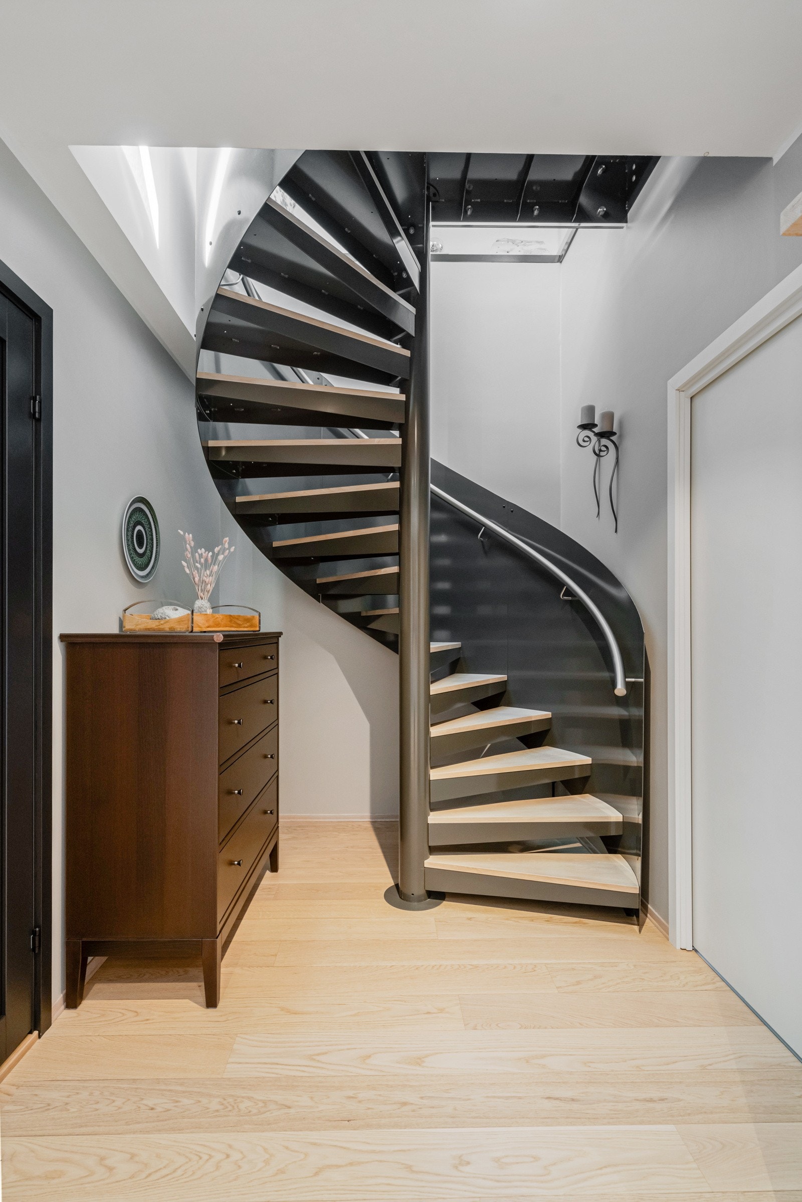Adkomst til 4.etasje via elegant spindeltrapp. Galleribilde