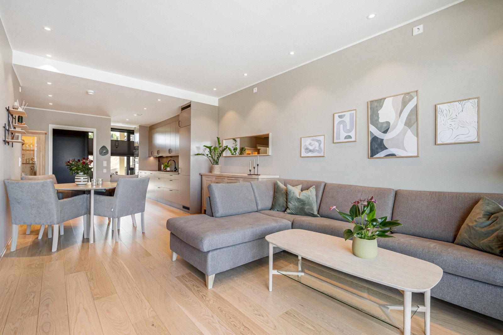 Boligen strekker seg over to etasjer og byr på en gjennomført og moderne atmosfære. Galleribilde