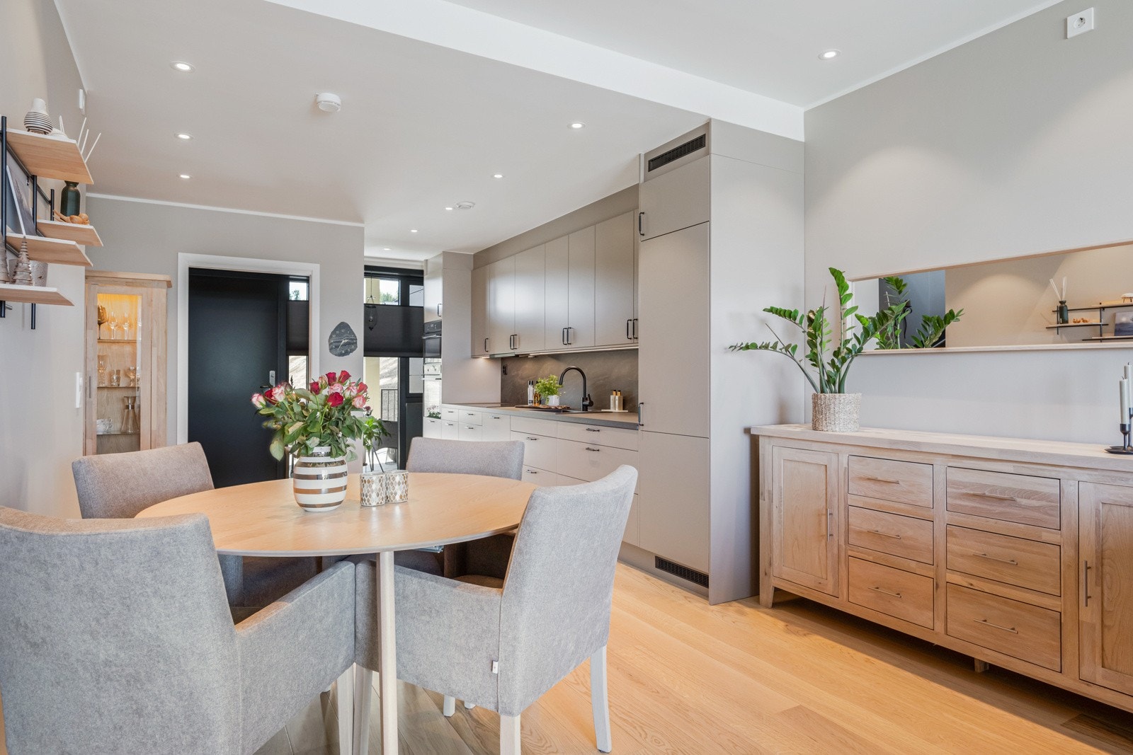 Åpen løsning med kjøkken og stue. Galleribilde