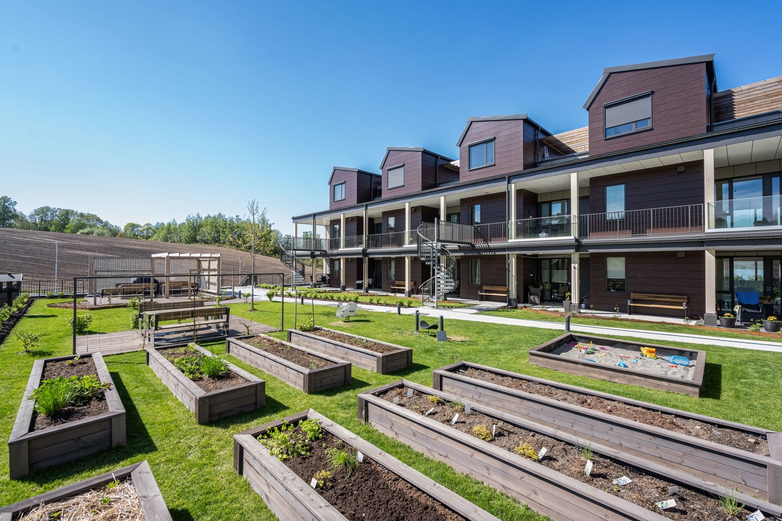 Frodige grøntarealer og flere uteplasser er med på å berike bomiljøet. Galleribilde