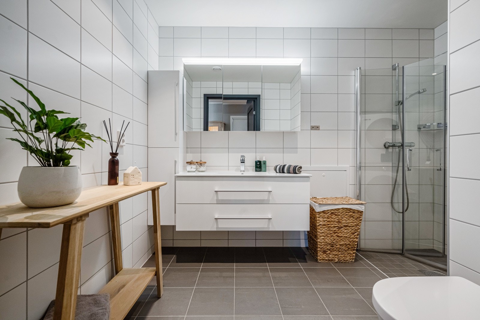 Badet er flislagt og innredet med alle nødvendige fasiliteter. Galleribilde