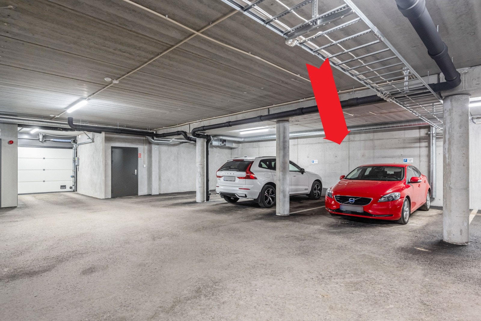 Bilen kan du trygt parkere på din egen plass i den felles garasjekjelleren. Galleribilde