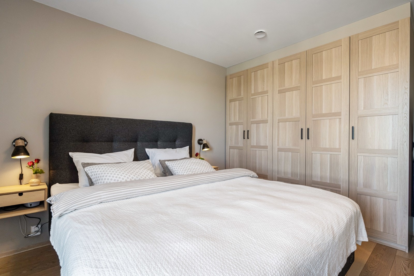 Hovedsoverommet har rikelig med skapplass, samt god plass til dobbeltseng. Galleribilde