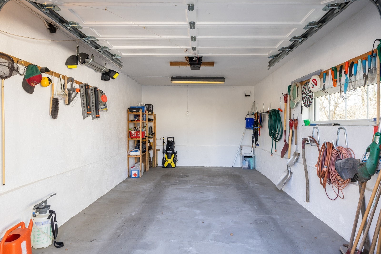 Boligen disponerer en enkelgarasje på 21 m² som er bygningsmessig tilknyttet huset, utstyrt med motorisert port og praktisk plassert rett ved inngangspartiet. Galleribilde