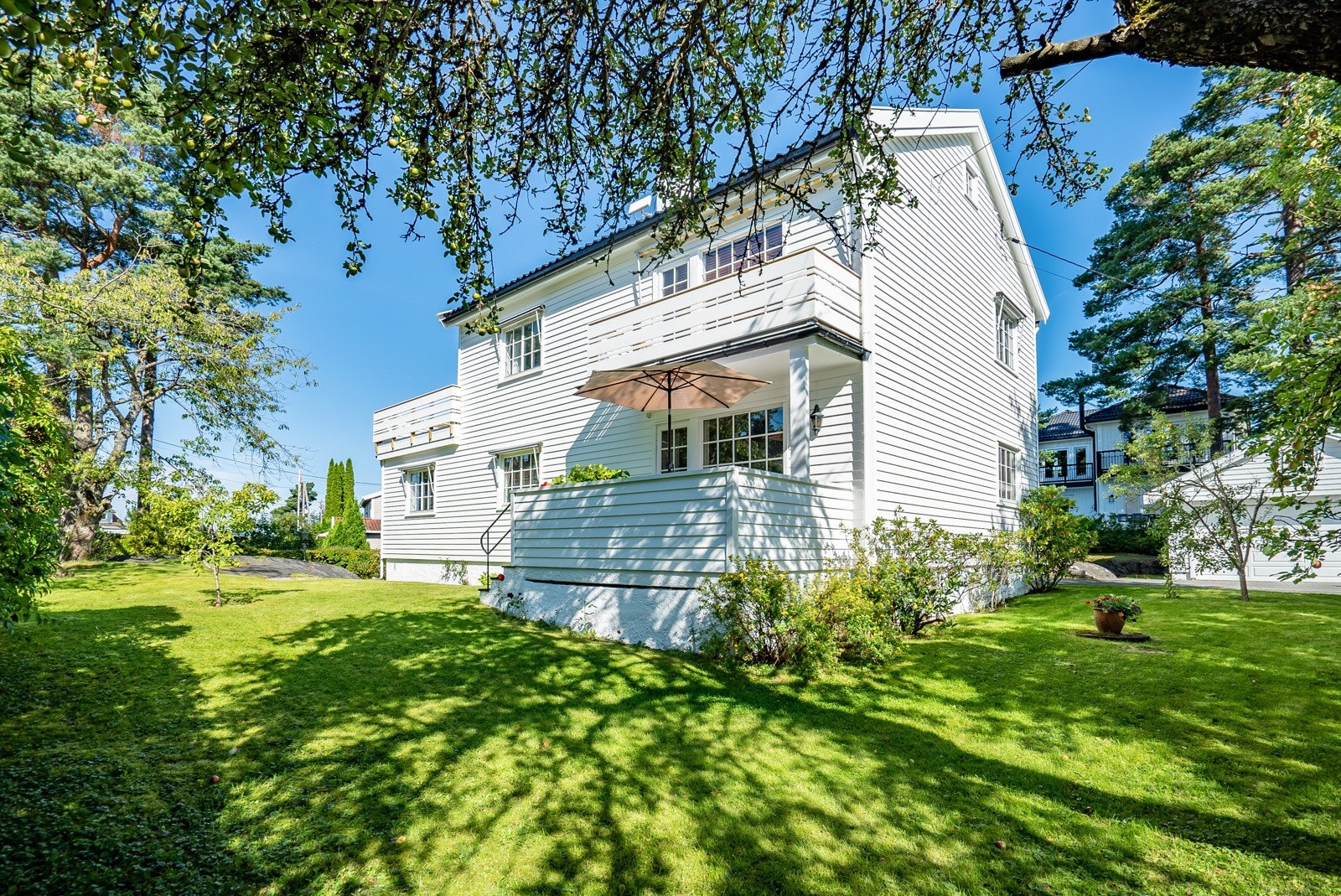 Eiendommen har stor, barnevennlig og solrik tomt. Galleribilde
