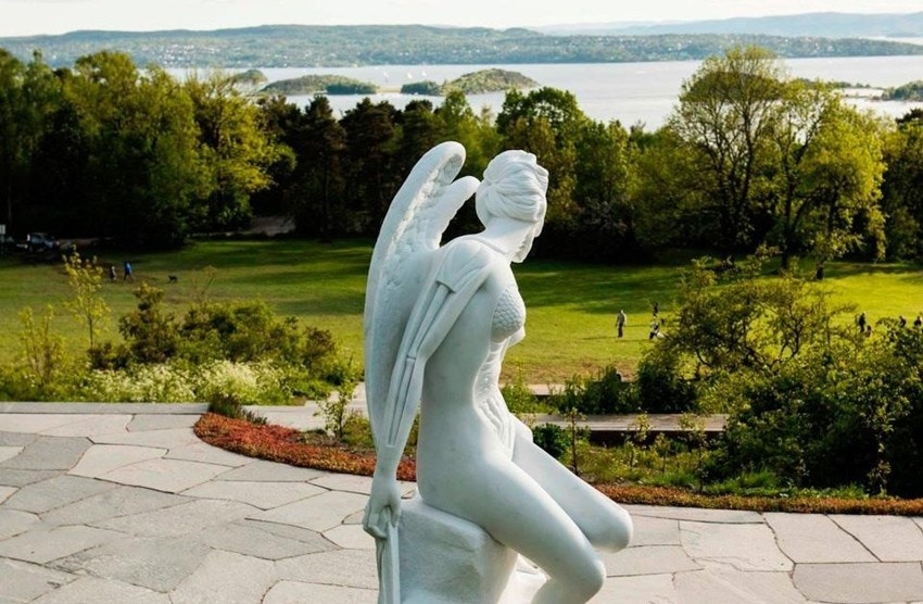 Ekebergparken har en stor, internasjonal kunstsamling som er omgitt av vakker natur med mange spektakulære utsiktspunkter. Galleribilde