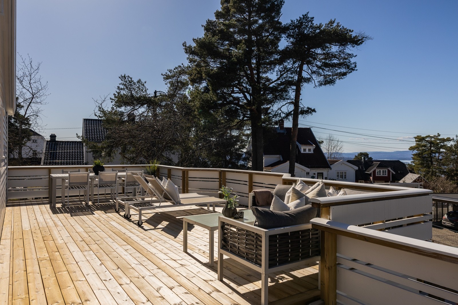 Adkomst fra gang i 2. etasje til en vestvendt takterrasse på ca. 82 m². Galleribilde