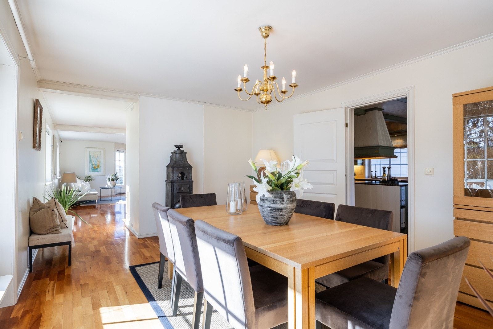 I forlengelse av stuen ligger en innbydende spisestue med god plass til langbord - perfekt for både hverdagsmiddager og større selskap. Galleribilde