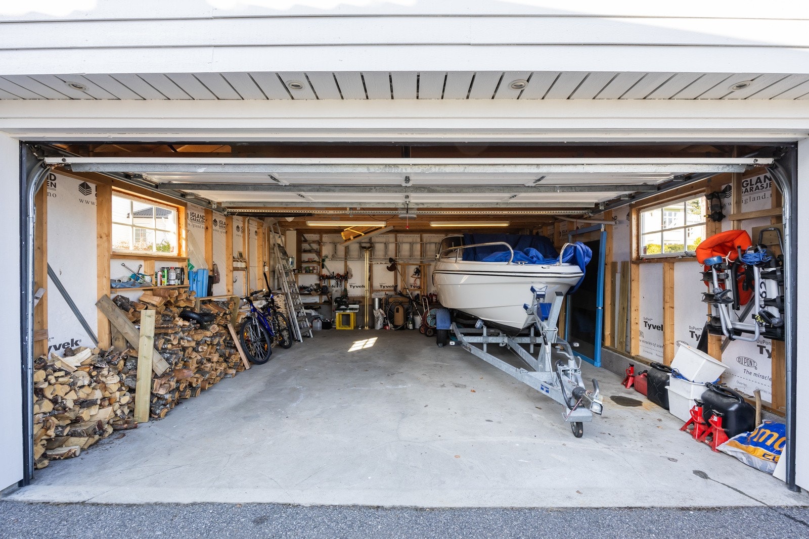 I tillegg har tomten en frittstående dobbelgarasje på 37 m² med motorisert port. Galleribilde