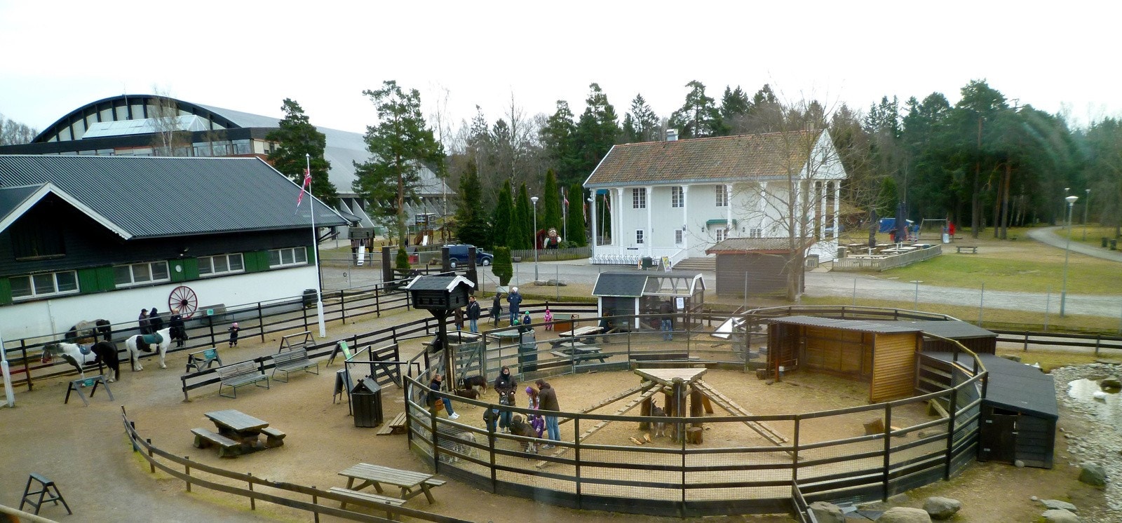 Ekebergsletta byr på egen lysløype og har aktiviteter som frisbee-golf og ridning ved Ekeberg husdyrpark. Galleribilde