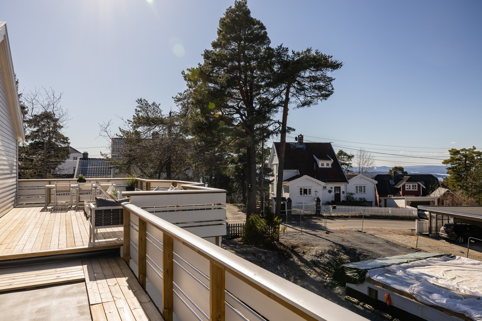 Tomten er målt til 1 556 m² og vil, etter gjennomført seksjonering være felles eid av dagens bolig i Skogholtveien 9C og ny enebolig med adresse Granveien 26. Galleribilde