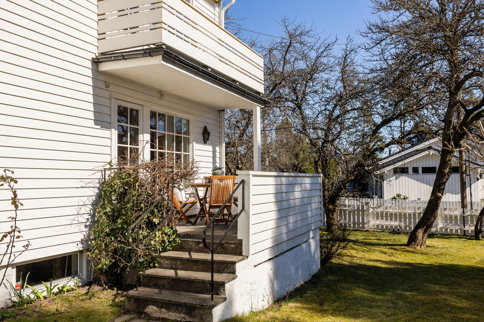 Fra spisestuen kommer man ut til en sydvendt terrasse på ca. 8 m² med flislagt gulv, utelys og strømuttak. Galleribilde