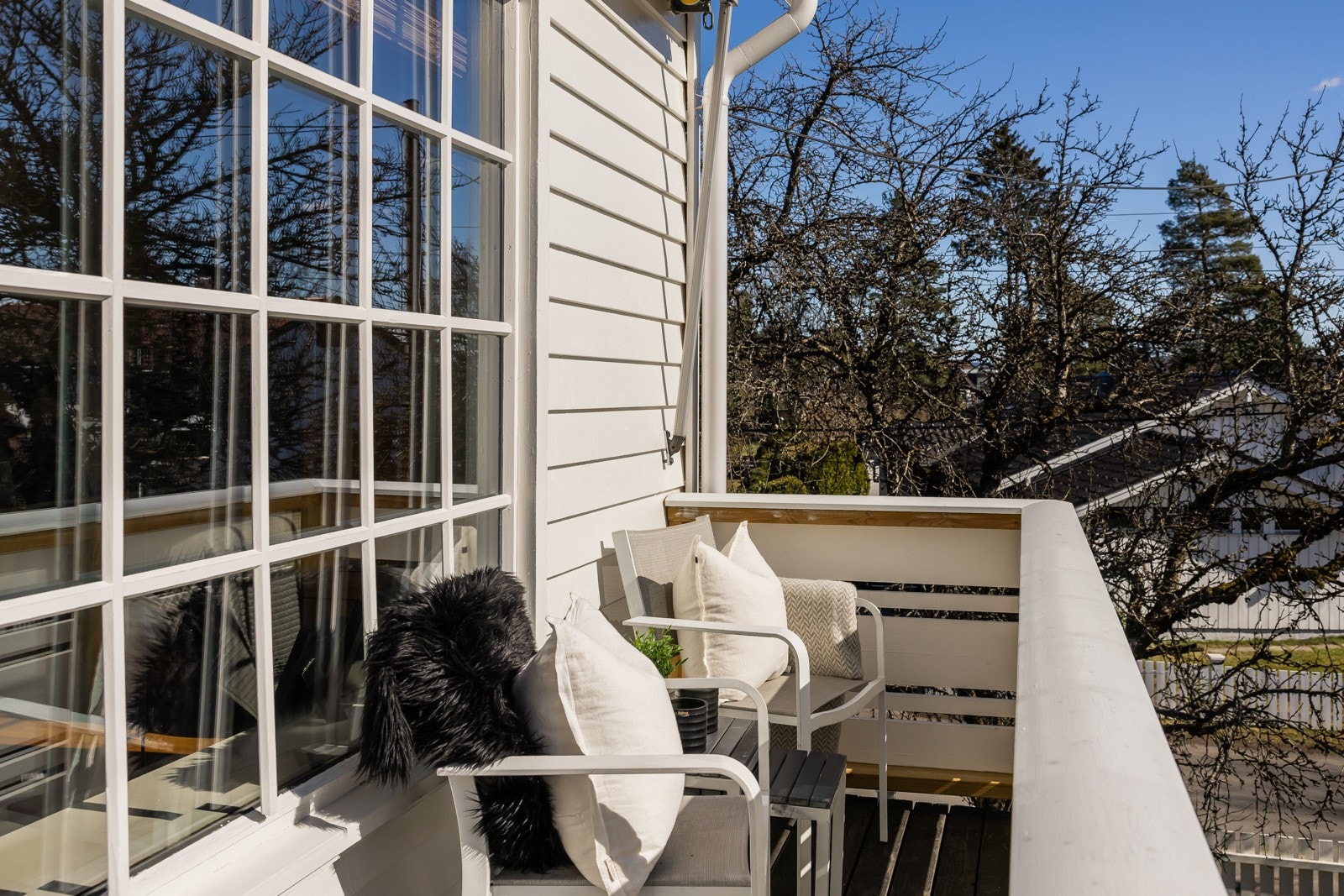 Her er det utgang til en sydvendt veranda på ca. 4 m², ideell for en stille morgenstund eller frisk luft før leggetid. Galleribilde