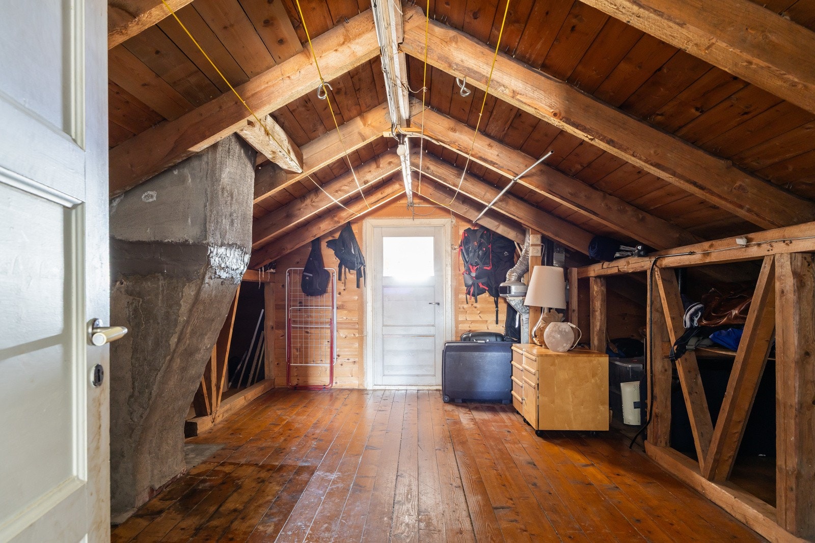 To store loftsrom med lett adgang via trapp. Galleribilde