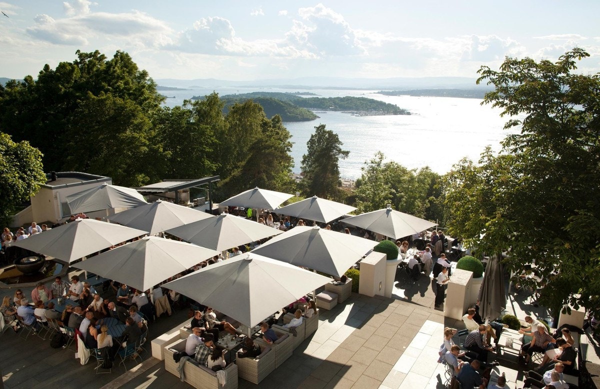 Det er kort vei til den fasjonable Ekebergrestauranten som har fantastisk utsikt over fjorden og byen. Galleribilde