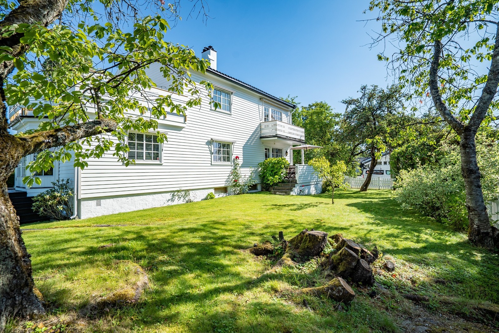 Tomten fremstår som frodig og romslig, med god boltreplass for både barn og voksne, og flere soner for lek, opphold og hagebruk. Galleribilde