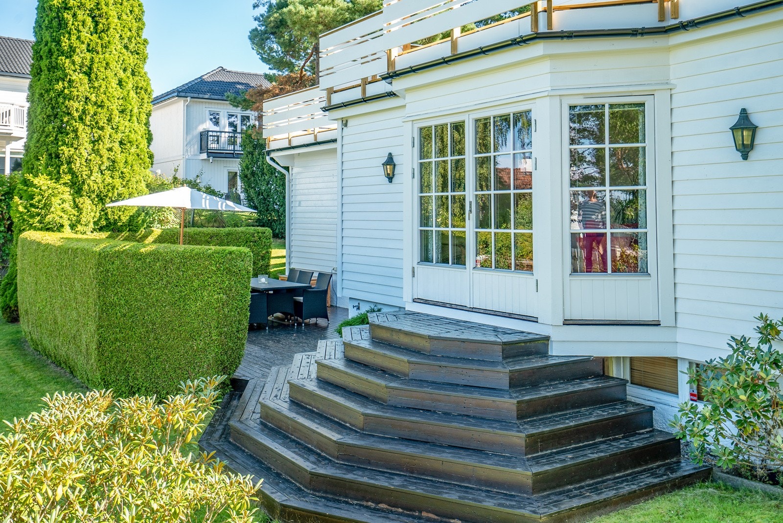 Boligen har flere attraktive uteplasser fordelt over ulike plan, og tilbyr gode muligheter for både avslapning, måltider i det fri og sosiale sammenkomster. Galleribilde