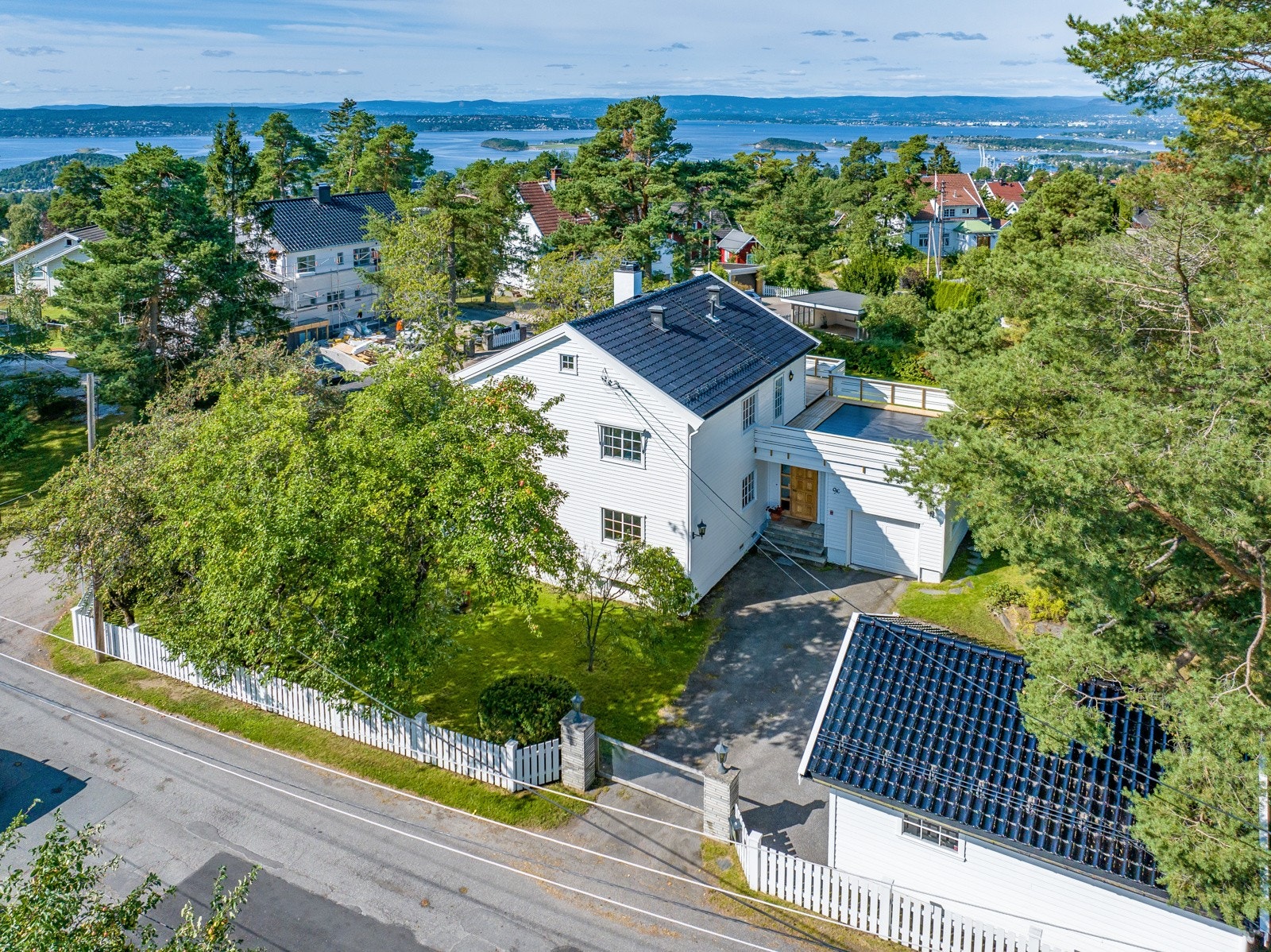 Dette er en meget velholdt og flott familieeiendom i et populært område på Norstrand/Bekkelaget med utsikt mot fjorden. Galleribilde