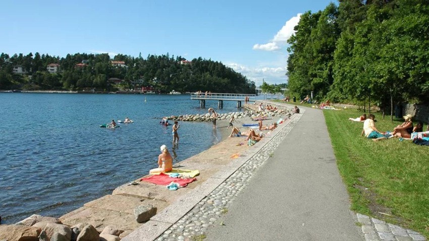 Oslofjorden er i kort avstand og byr på flere populære badesteder, blant annet Nordstrand Bad. Galleribilde