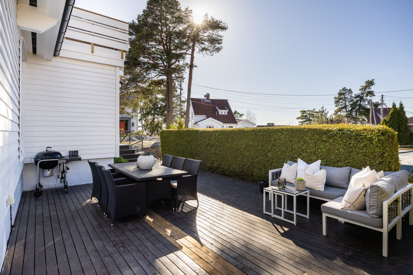 Fra stuen er det utgang til vestvendt terrasse på ca. 43 m² med tregulv og utekran. Optimale solforhold på ettermiddagen. Galleribilde