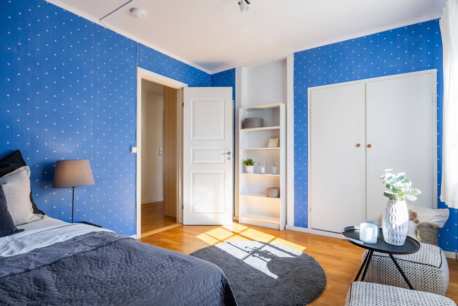 Rommene har store vindusflater som slipper inn rikelig med naturlig lys, og alle er utstyrt med parkettgulv som gir et lunt og helhetlig preg. Galleribilde
