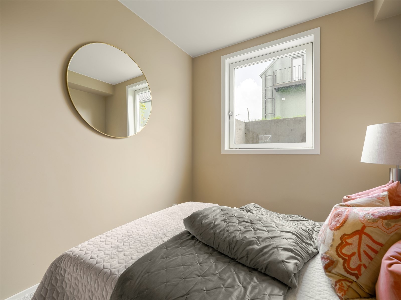 Det varme, moderne interiøret skaper en lun hulefølelse samtidig som lyset slipper godt inn. Galleribilde