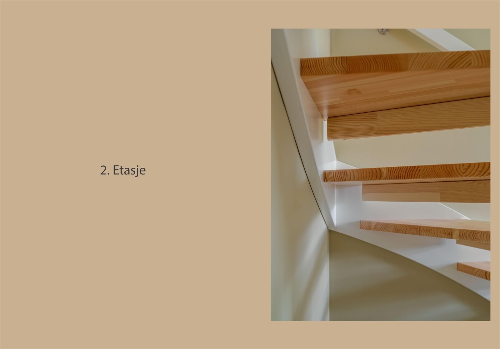 Boligens 2. etasje inneholder åpen stue- og kjøkkenløsning med utgang til balkong. Galleribilde