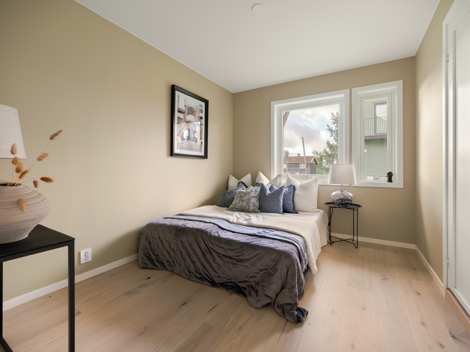 Dette lyse og trivelige soverommet ligger praktisk plassert i boligens hovedetasje, og har et fredelig og lunt uttrykk. Galleribilde