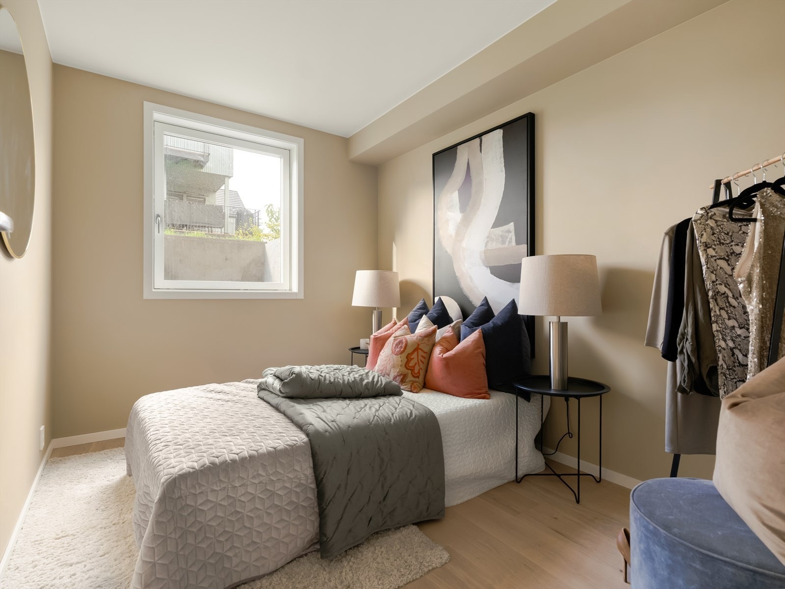 Et romslig og koselig soverom med stort vindu og god takhøyde. Galleribilde