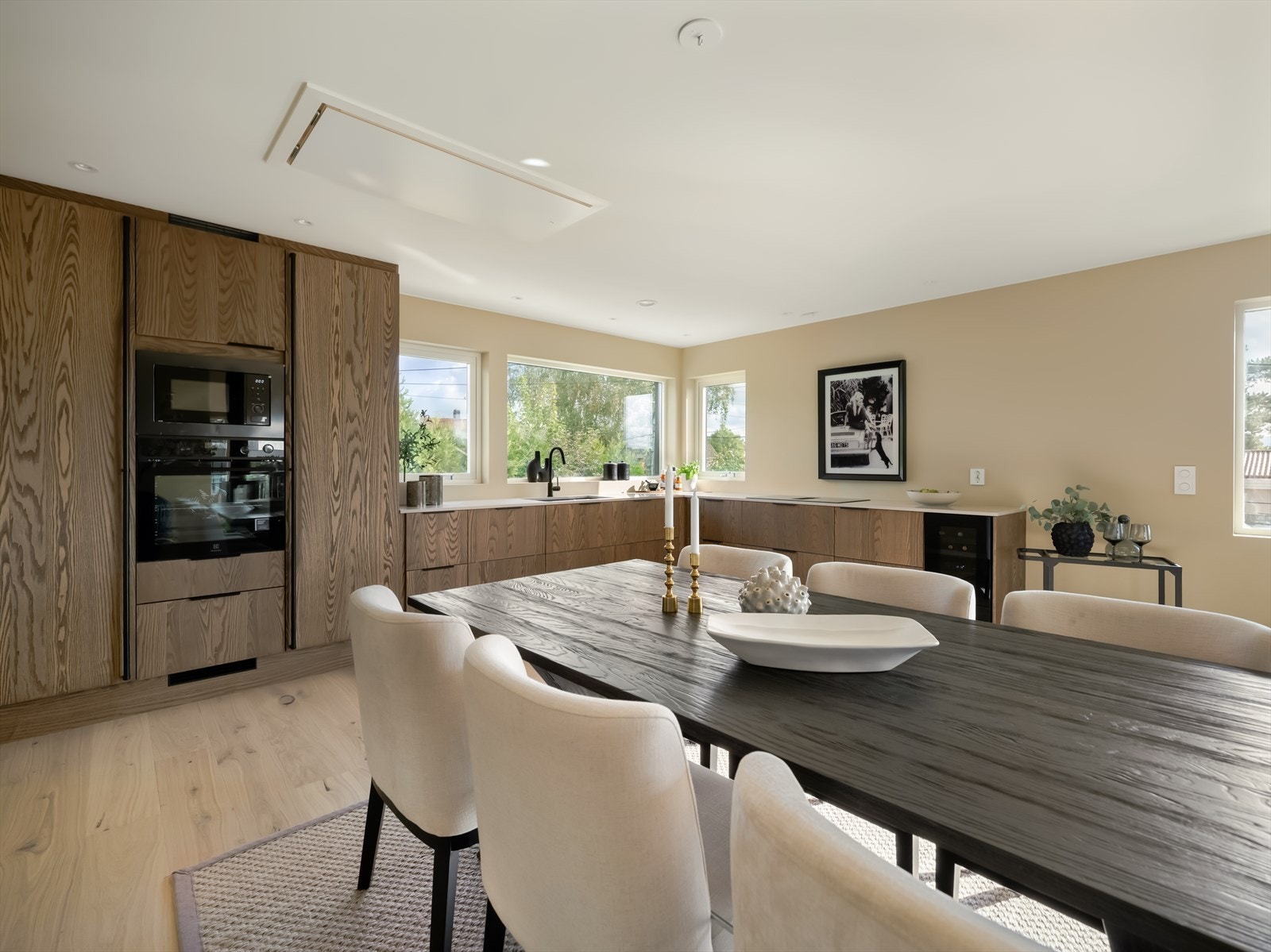 Frontene i vakker mørk eik gir et varmt og eksklusivt uttrykk, som harmonerer perfekt med de lyse gulvene og det naturlige lyset fra de store vinduene. Galleribilde