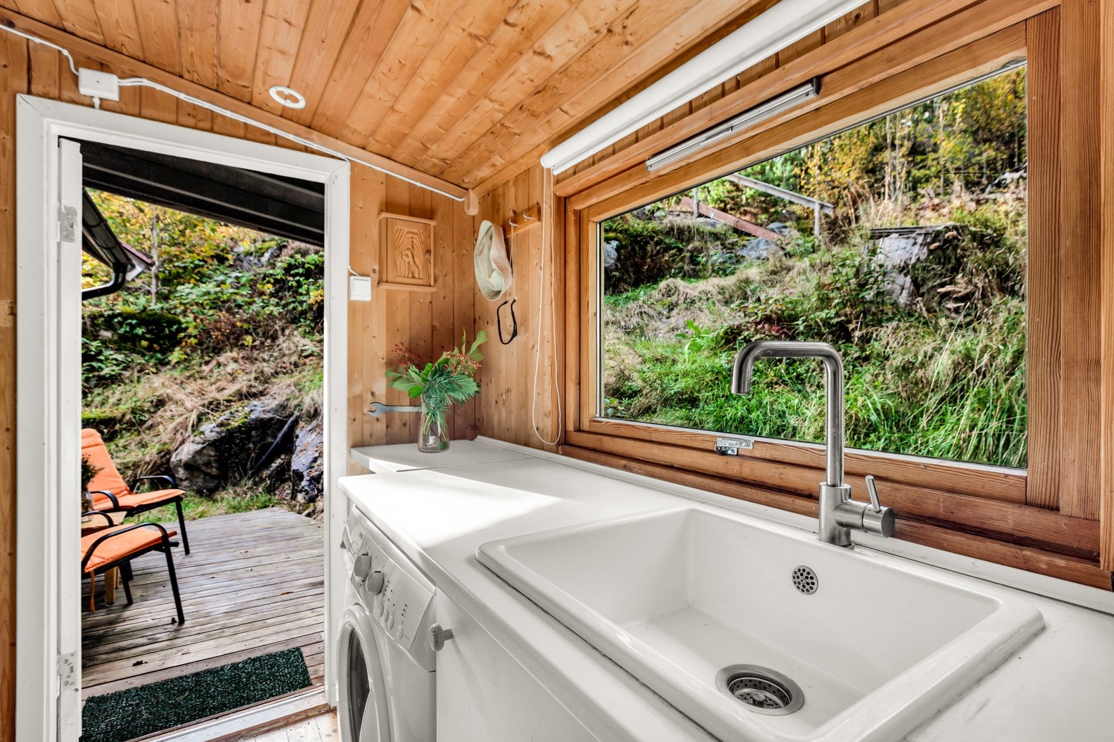 Praktisk vaskerom med direkte utgang til terrasse. Galleribilde