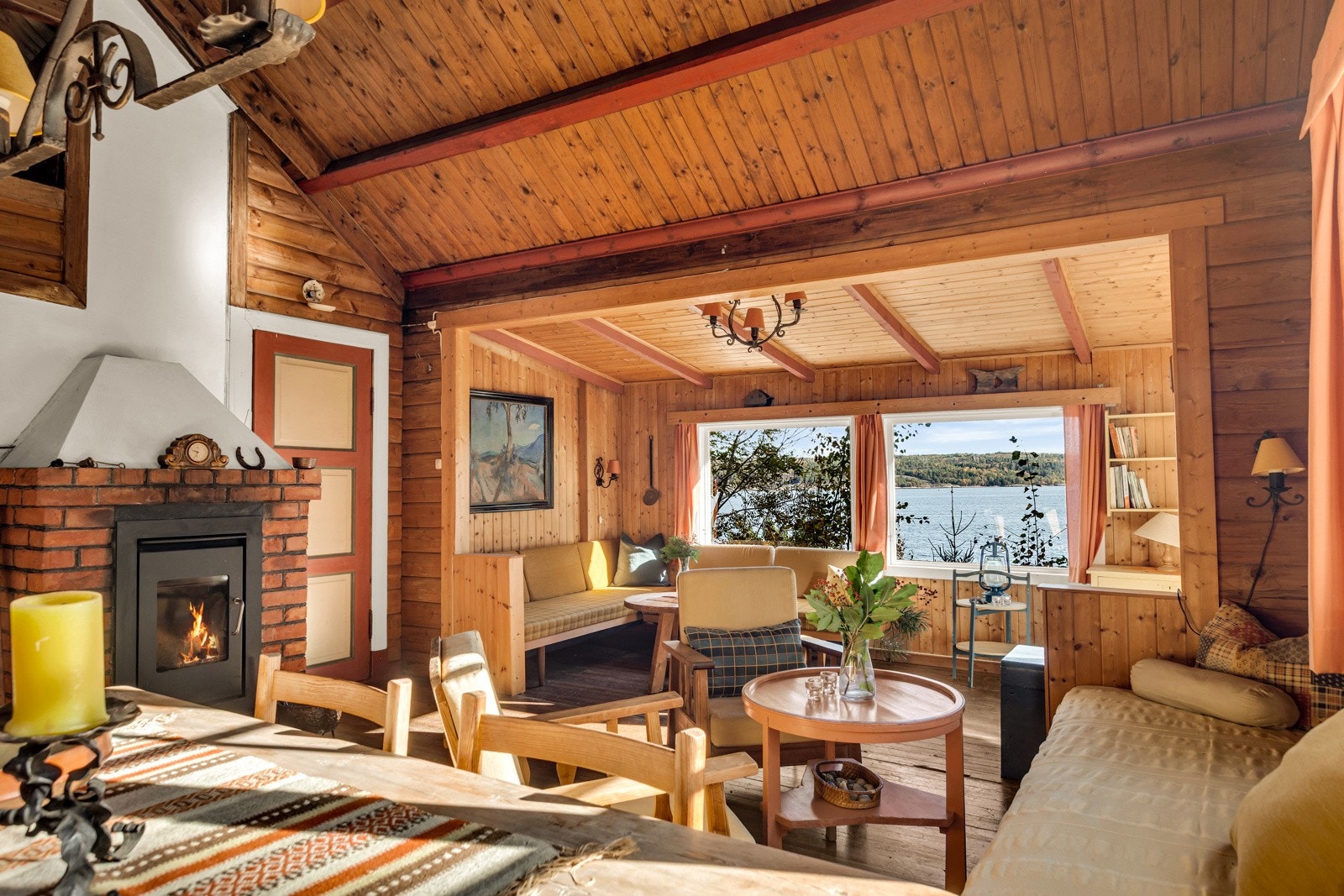 Her er det plass til både sofakrok og spisebord. Galleribilde