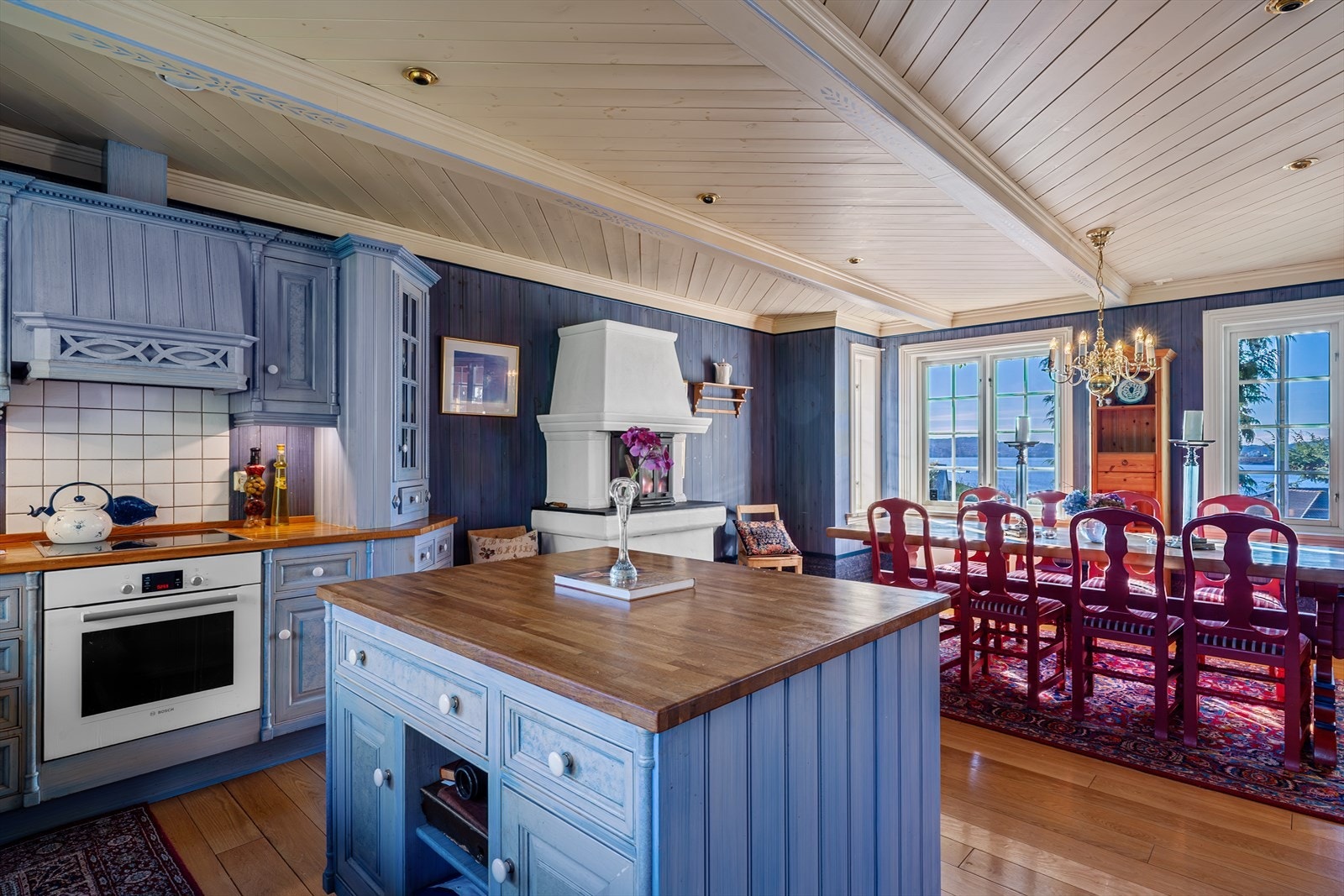 - Den åpne løsningen gjør matlagingen til en sosial aktivitet for hele familien - Galleribilde