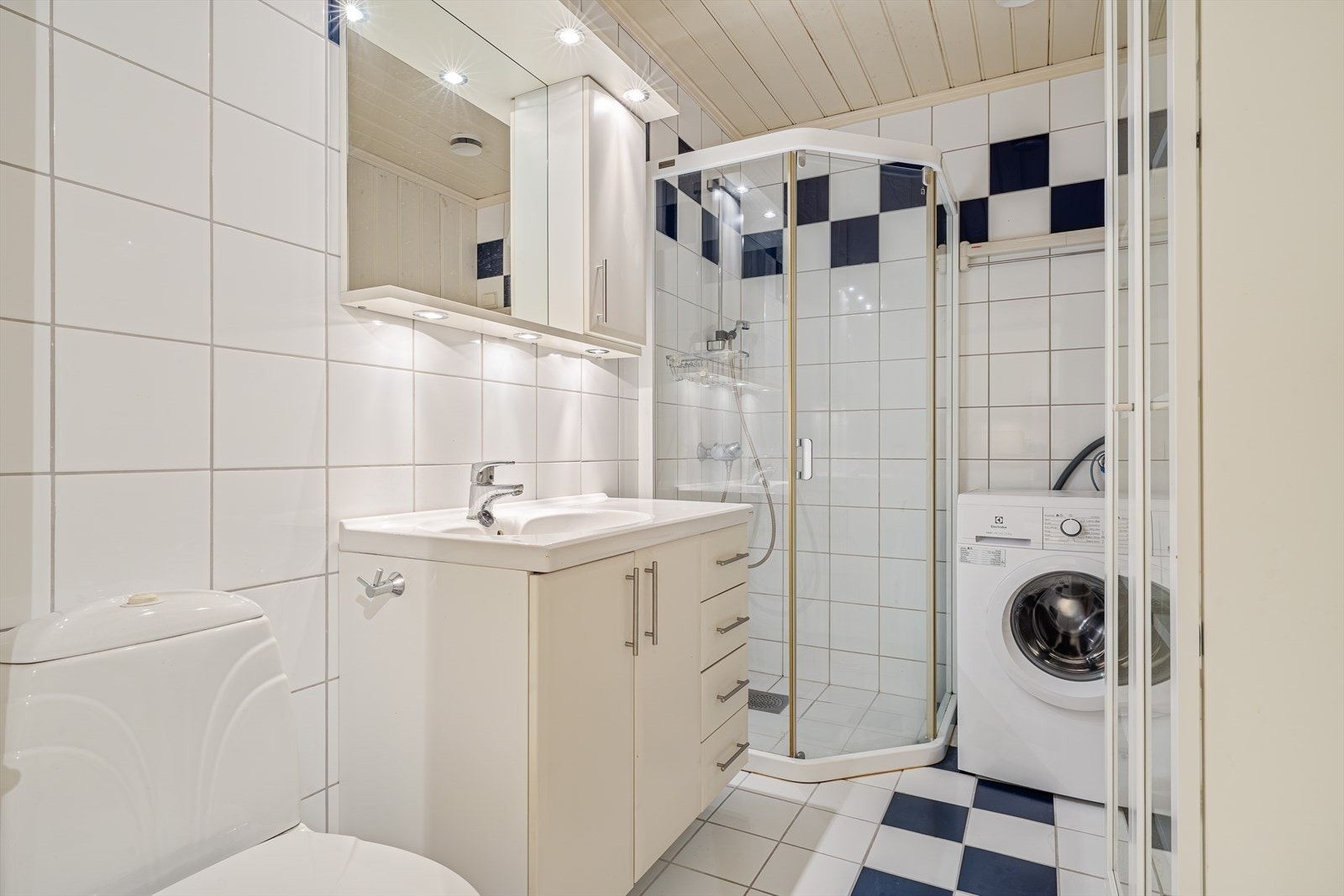 - Helfliset baderom med behagelig varme i gulvet - Galleribilde