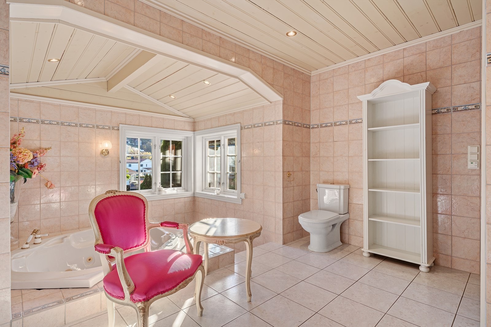 - Helfliset baderom som strekker seg utover et areal på hele 17,5m² - Galleribilde