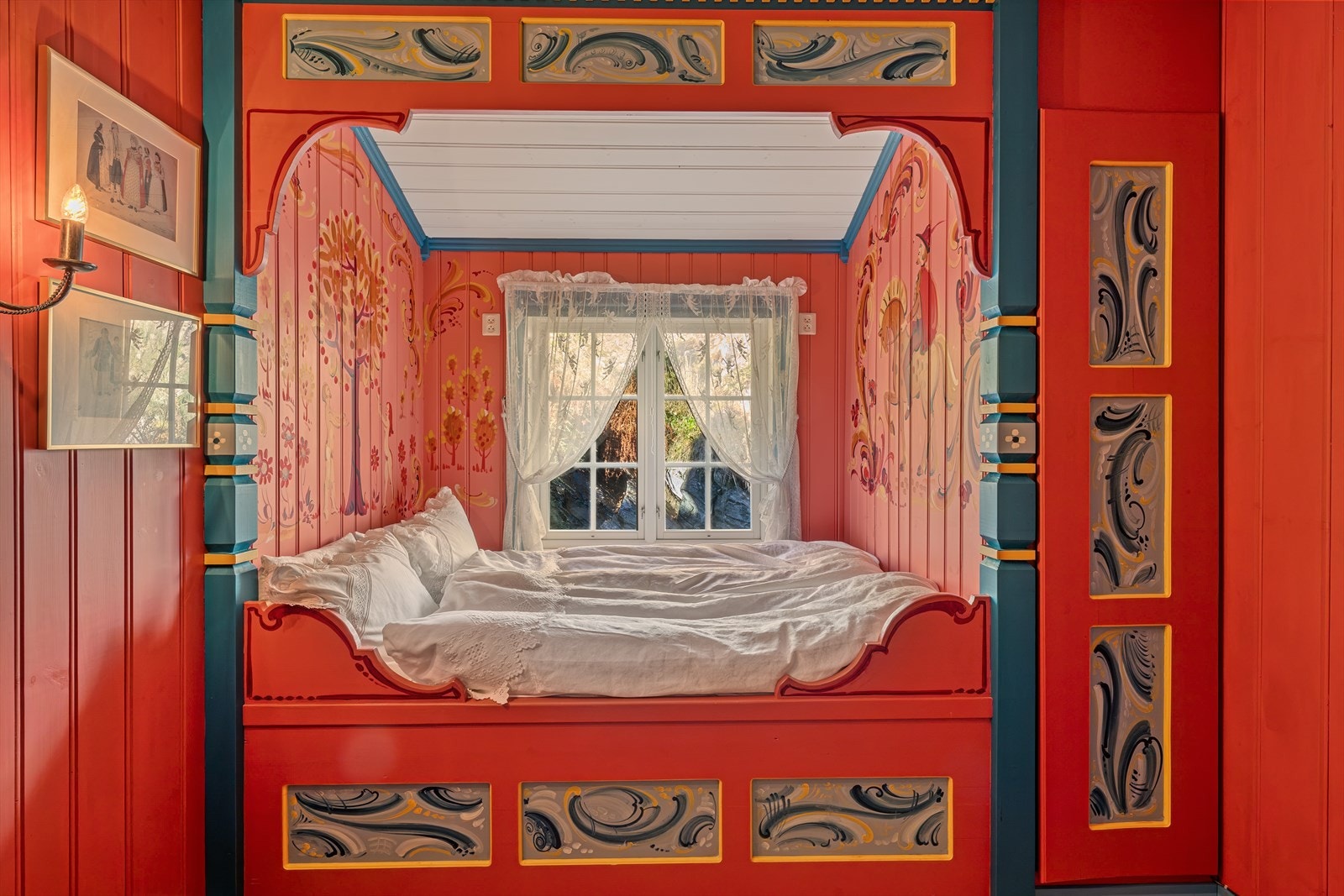 - På soverom 2 er det bygget en seng som er nydelig innrammet - Galleribilde