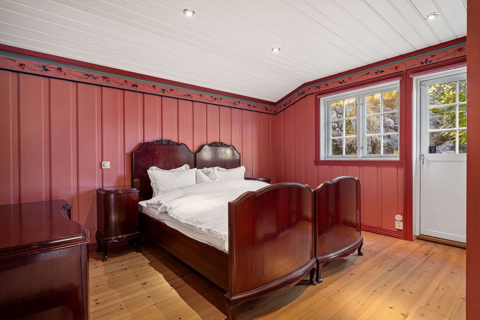 - Boligen har totalt fire soverom hvor hovedsoverommet måles til 15,8m² - Galleribilde