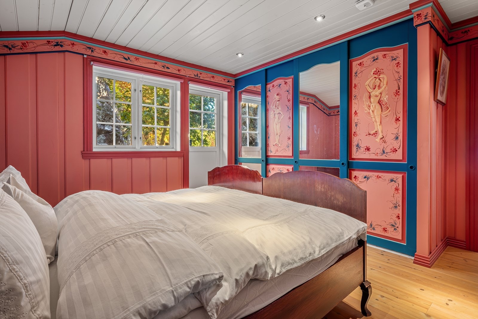 - Her er det satt inn en plassbygget garderobeløsning som gir god plass til klær - Galleribilde