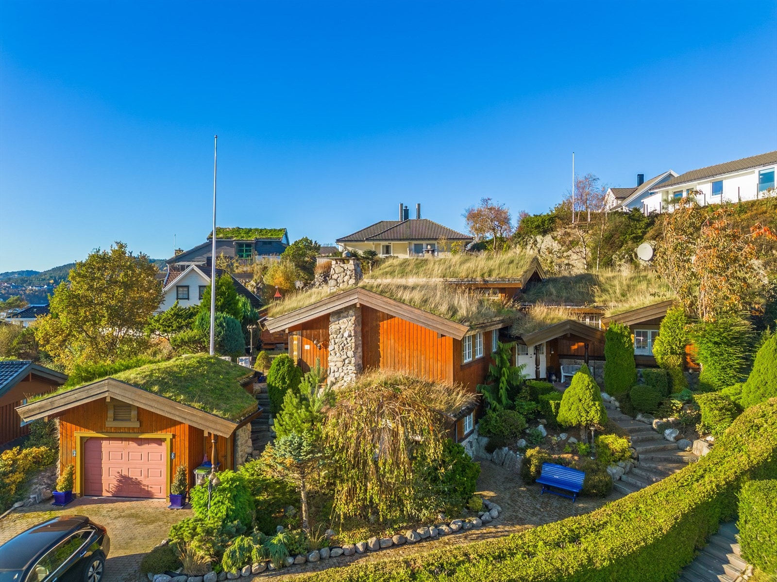 - Boligen har et BRA-i på 314m² og strekker seg over to plan - Galleribilde