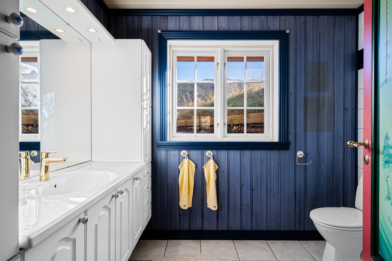 - Bad nr. 2 i hovedetasjen måles til 5m² - Galleribilde