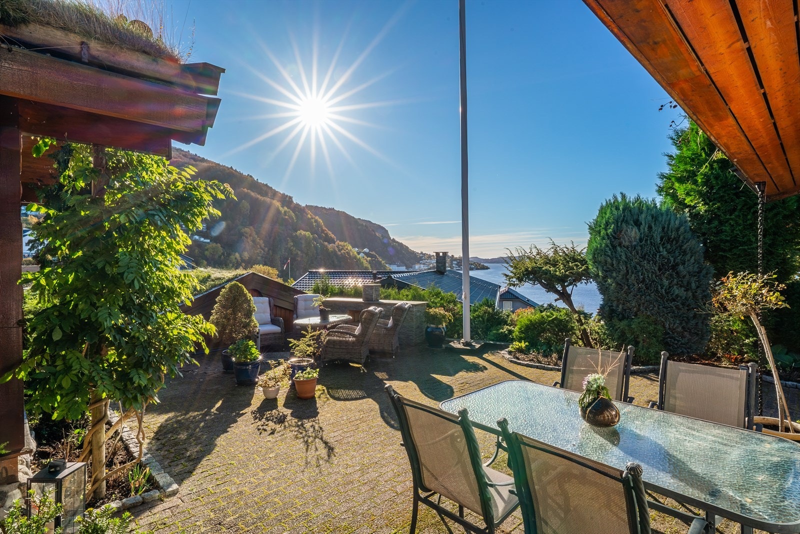 - Fra spisestuen har man adkomst til den herlige uteplassen - Galleribilde