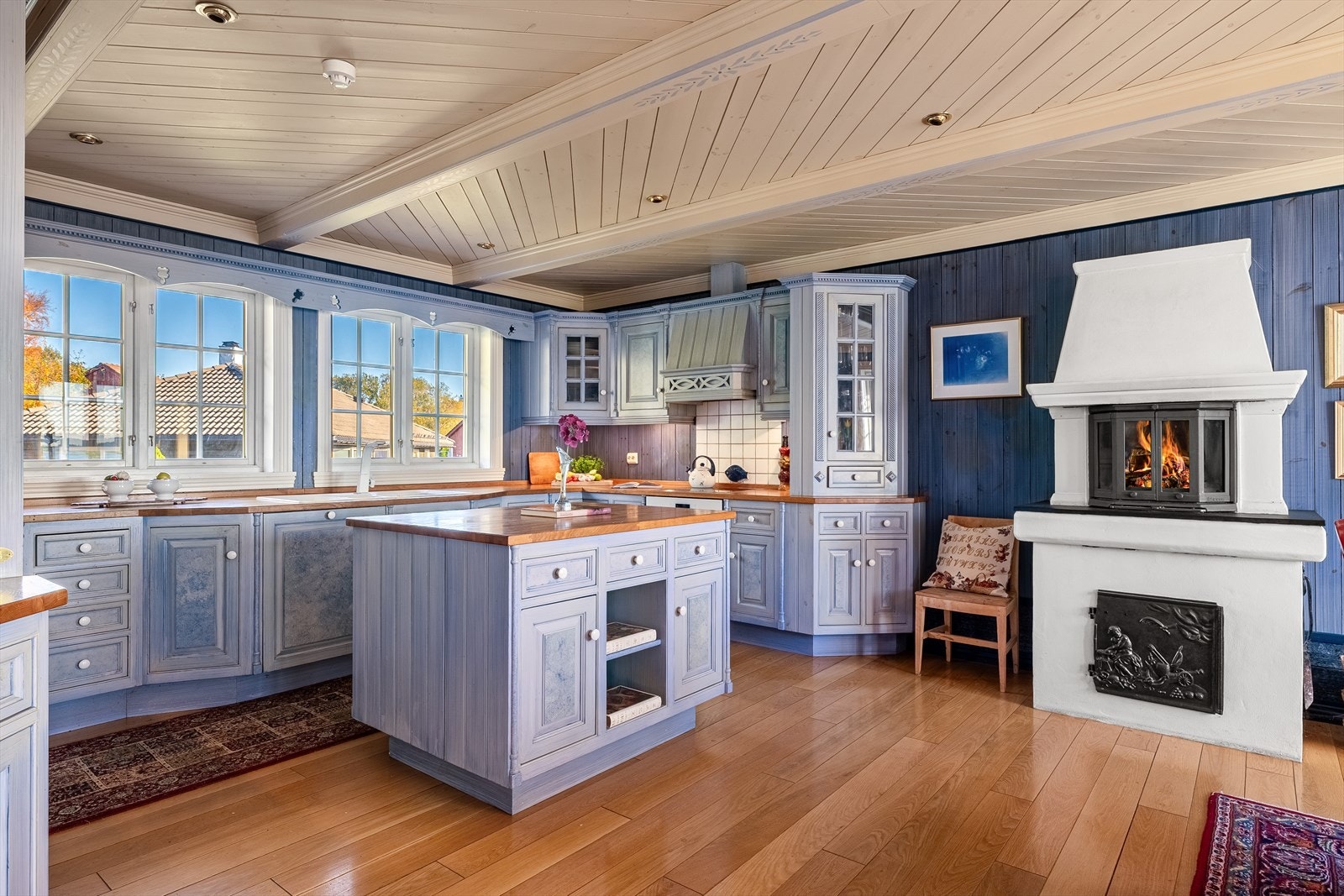 - Her har man rikelig med lagringsplass i skuffer og skap, og en langstrakt benkeplate som gjør matlagingen til en drøm - Galleribilde